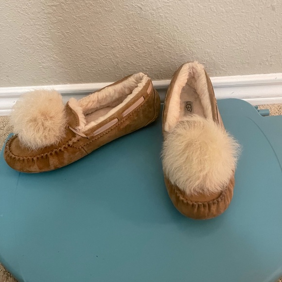 UGG Shoes - Tan UGG slippers